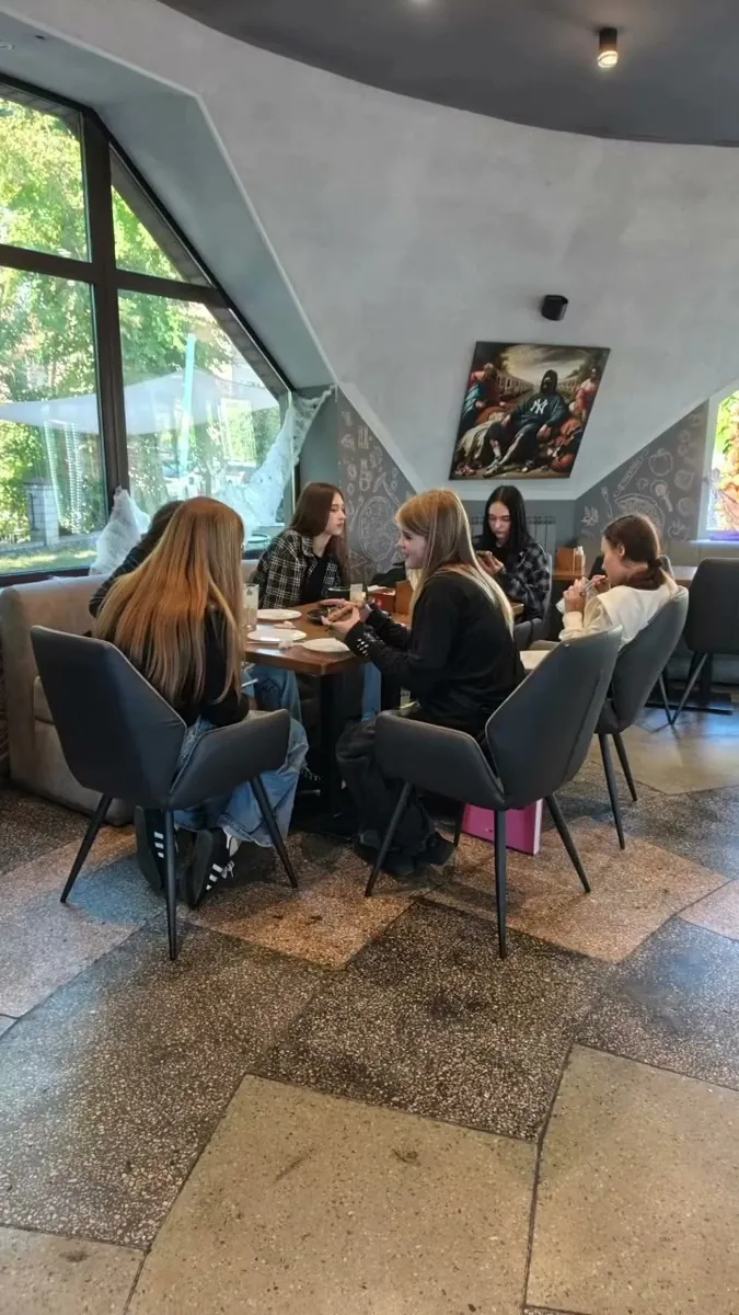 Зал піцерії